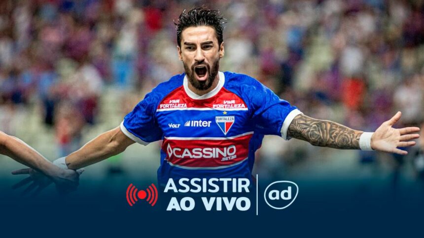 Lucero, com os braços abertos, na arte onde assistir ao jogo Fortaleza x Racing