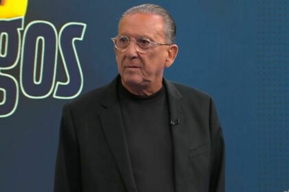 Galvão Bueno, vestindo um blazer preto, em trecho da estreia do programa na Band