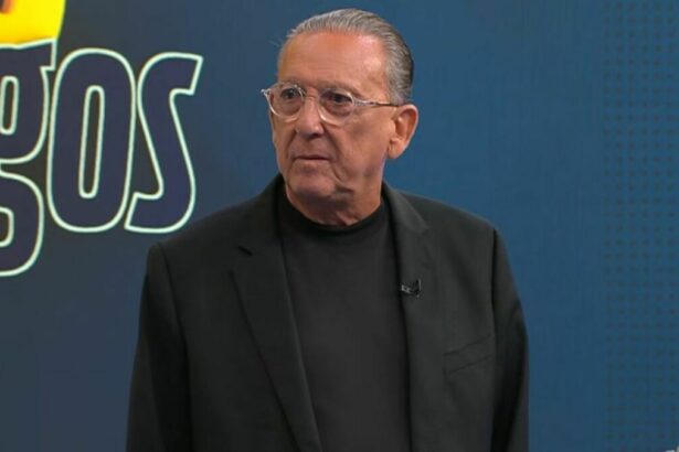 Galvão Bueno, vestindo um blazer preto, em trecho da estreia do programa na Band