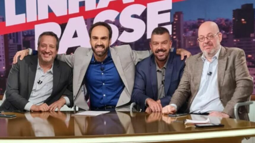 Gian Oddi, Pedro Ivo Almeida, Victor Birner e William Tavares em foto posada, abraçados, no cenário do Linha de Passe