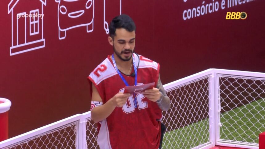 João Gabriel lendo o cartão do castigo do monstro no BBB 25