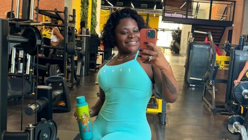 Jojo Todynhoem foto posada no espelho da academia