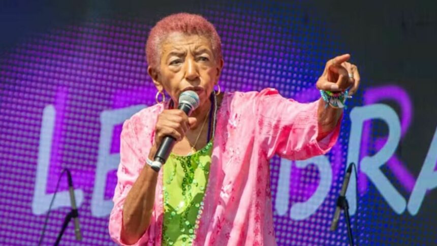 Leci Brandão se apresentando em um show