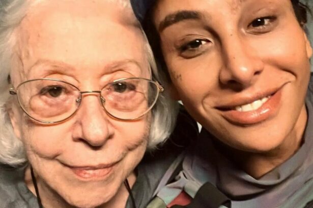 Linn da Quebrada e Fernanda Montenegro posando para um selfie
