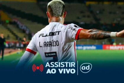 Luiz Araújo com a camisa do Flamengo, na arte onde assistir Vitória x Flamengo