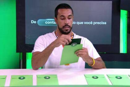 Maike com um dos envelopes na mão, participando da dinâmica 'pegar ou guardar' do bbb 25