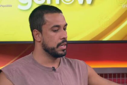 Maike, de cabeça baixa, em trecho de participação no bate-papo bbb