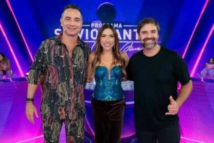 Marco Luque e Fábio Rabin, ao lado de Patricia Abravanel, no cenário do Programa Silvio Santos