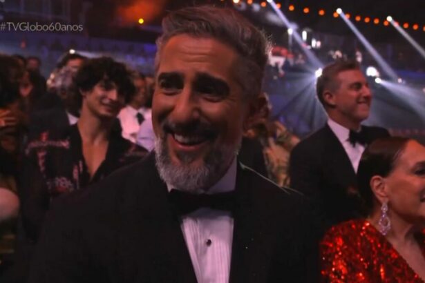 Marcos Mion sorridente, ao lado de Susana Vieira, em trecho do show da TV Globo de 60 anos