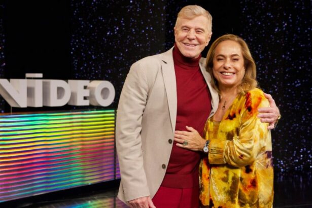 Miguel Falabella e Cissa Guimarães abraçados no cenário do especial do Vídeo Show