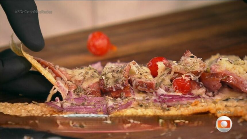 Pizza de calabresa, bacon e pimenta biquinho na base de madeira do programa É de Casa