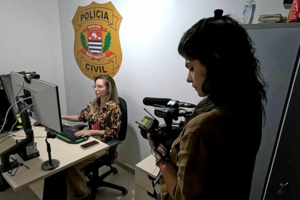 Repórter Danielle Zampollo em uma Delegacia de Defesa da Mulher, em trecho do Profissão Repórter