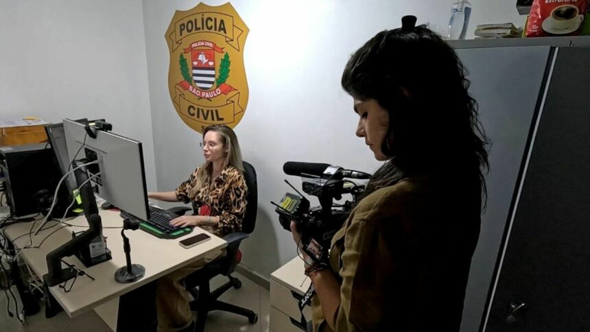 Repórter Danielle Zampollo em uma Delegacia de Defesa da Mulher, em trecho do Profissão Repórter