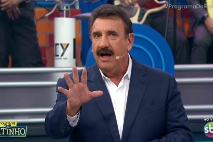 Ratinho gesticulando com as mãos em trecho do Programa do Ratinho