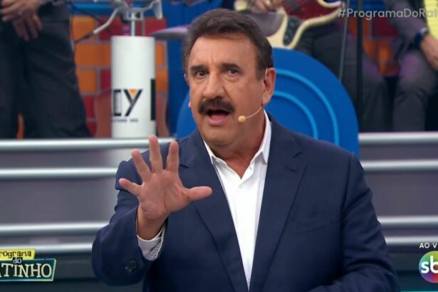 Ratinho gesticulando com as mãos em trecho do Programa do Ratinho