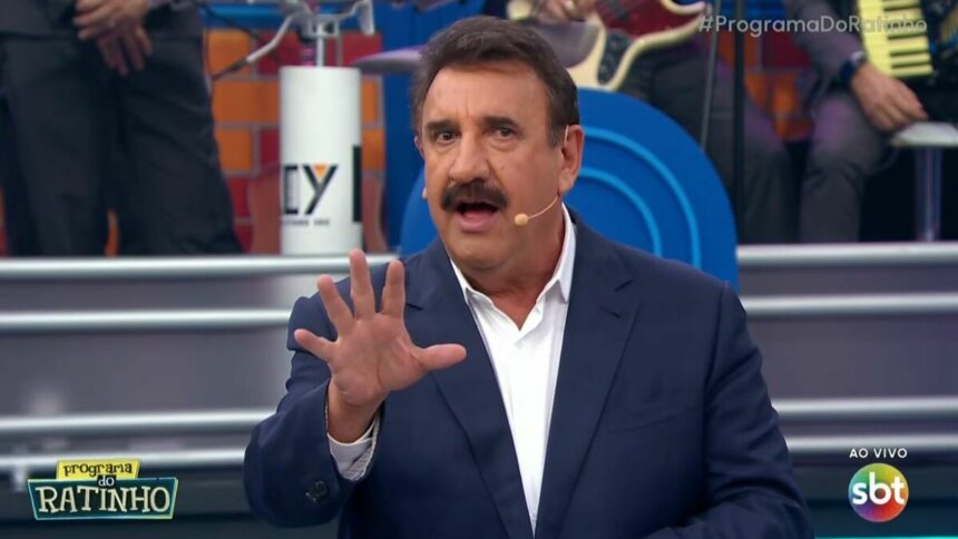 Ratinho gesticulando com as mãos em trecho do Programa do Ratinho
