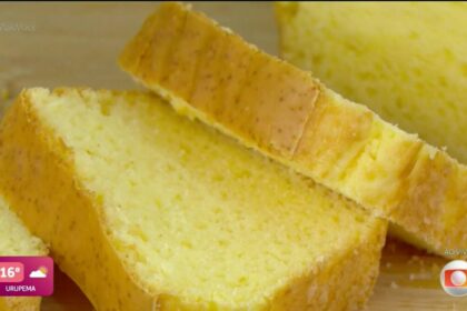 Pão prático sem farinha fatiado no prato do mais você