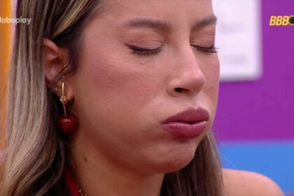 Renata chorando e bufando enquanto as lágrimas escorrem no rosto no quarto do líder do bbb 25