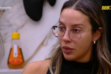 Renata em conversa na cozinha do bbb 25