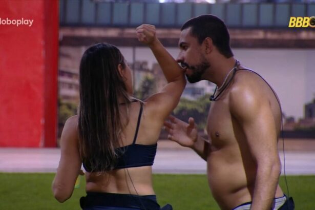 Maike dando uma mordida no braço de Renata no BBB 25