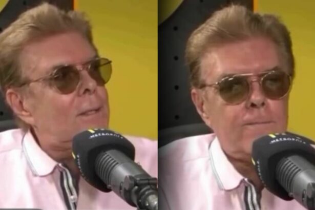 Jornalista Silvio Batalha com óculos de sol em frente ao microfone da Rádio Metrópole FM