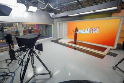 Cenário novo da TV Antena 10/RECORD com visão aberta mostrando grande telão de LED e switcher ao fundo