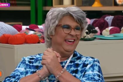 Guilherme Uzeda sorridente, como a Tia no Mulheres