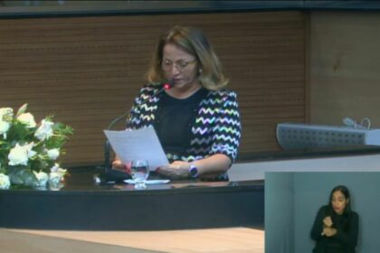Vereadora Professora Ana Lúcia discursando em Sessão Solene na Câmera Municipal do Recife