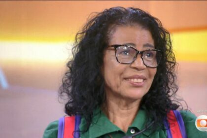 Vilma no cenário do bbb 25, de mochila nas costas