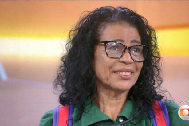 Vilma no cenário do BBB 25, de mochila nas costas