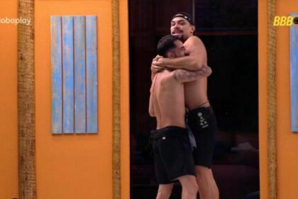 Vinicius forçando João Pedro contra o seu peito na área externa do BBB 25