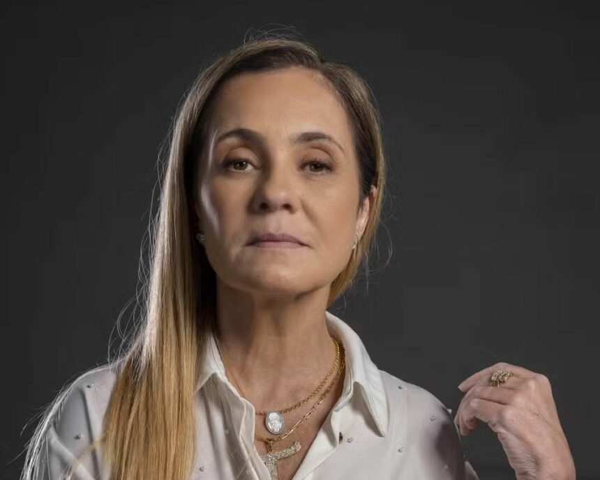 Adriana Esteves caracterizada como Carminha em especial dos 60 anos da TV Globo
