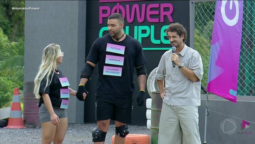 Ana Paula olha feio para Antony que está ao lado do apresentador Felipe Andreoli na Prova dos homens do Power Couple