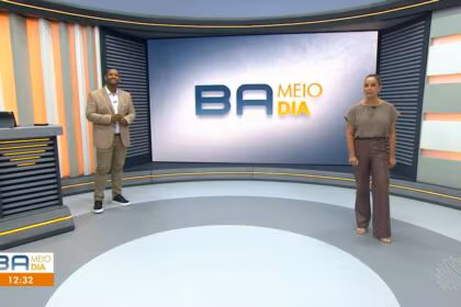Vanderson Nascimento e Andréa Silva em pé no centro do novo cenário do Bahia Meio Diana TV Bahia/Globo