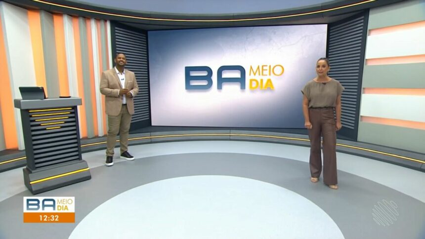 Vanderson Nascimento e Andréa Silva em pé no centro do novo cenário do Bahia Meio Diana TV Bahia/Globo