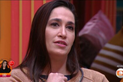 Daniele hypolito segura microfone antes de ser eliminada do bbb 25