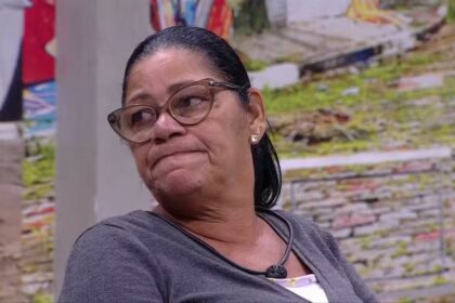 Delma com rosto triste na área externa da casa do bbb 25