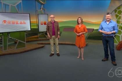 Nélson Araújo, Helen Martins e Cesar Dassie em pé no cenário do Globo Rural