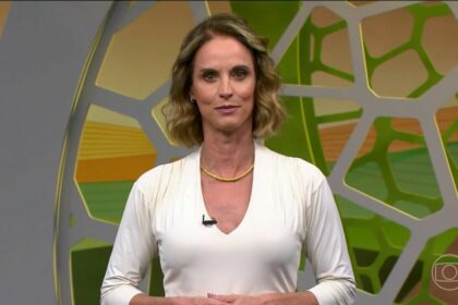 Helen Martins de roupa branca apresentando o Globo Rural