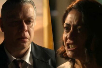 Juliano de terno preto assustado, olhando para Clarice que abre a boca e grita em cena de Garota do Momento