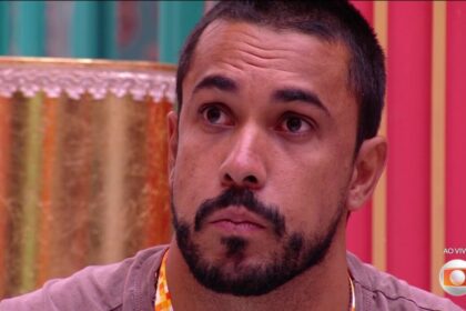 Maike olha sério para o telão onde está tadeu schmidt ao indicar diego hypolito ao 14º paredão