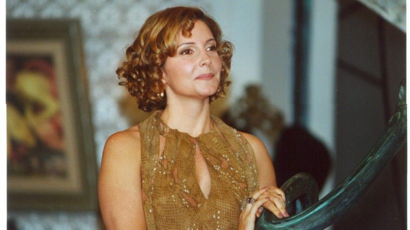 Maria Padilha como Dinorá de O Cravo e a Rosa, vestindo um vestido dourado brilhoso