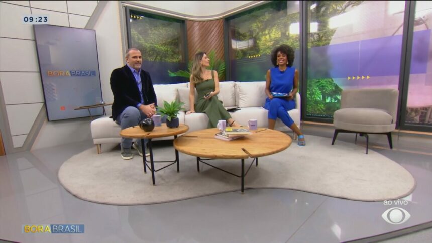 Rodrigo Alvarez, Patrícia Rocha e Cynthia Martins sentados no sofá