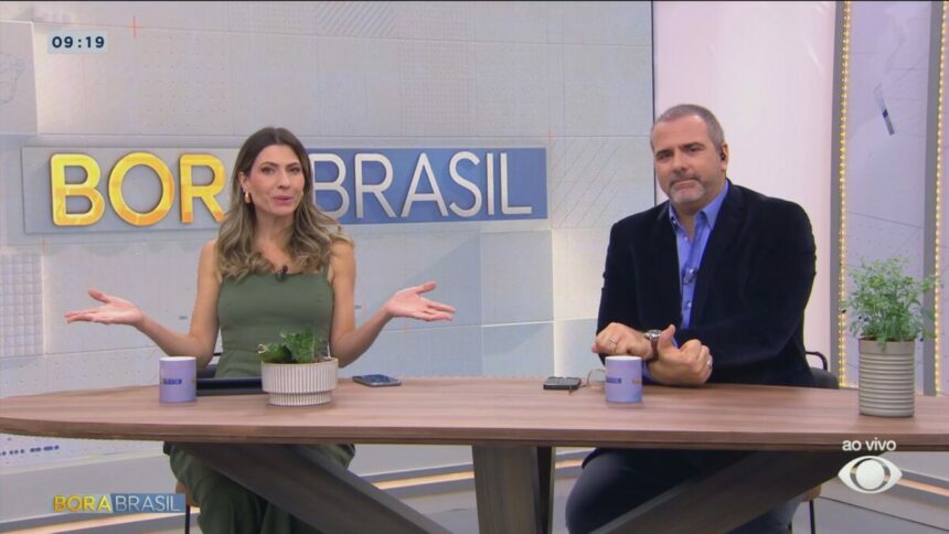 Patrícia Rocha com os braços abertos ao lado de Rodrigo Alavarez no novo cenário do Bora Brasil