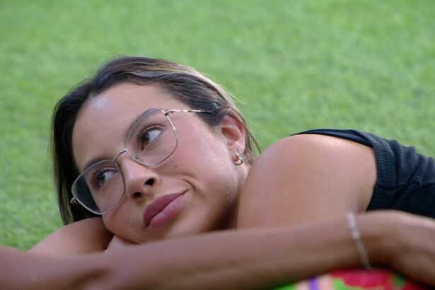 Renata deitada no gramado do BBB 25 faz cara de nojo enquanto conversa com Vilma sobre Vinicius