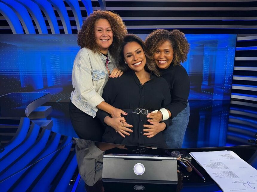 Salcy Lima exibe carinho nos bastidores do Jornal da Record durante ...