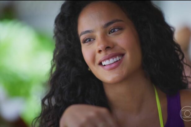 Bella Campos, sorrindo, comoMaria de Fátima, no capítulo de estreia de Vale Tudo