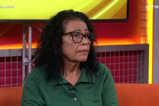 Vilma de roupa verde olhando com semblante sério para os apresentadores do Bate Papo BBB 25