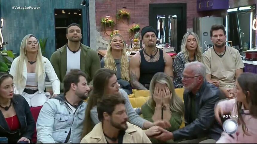 Casais Ana Paula e Antony, Giovanna e Diego e Talira e Rafael Pessina sentados no banquinho da 1ª DR do Power Couple Brasil 7