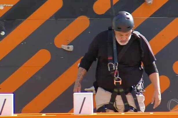 André pendurado na escalada, em trecho da Prova dos Homens no Power Couple